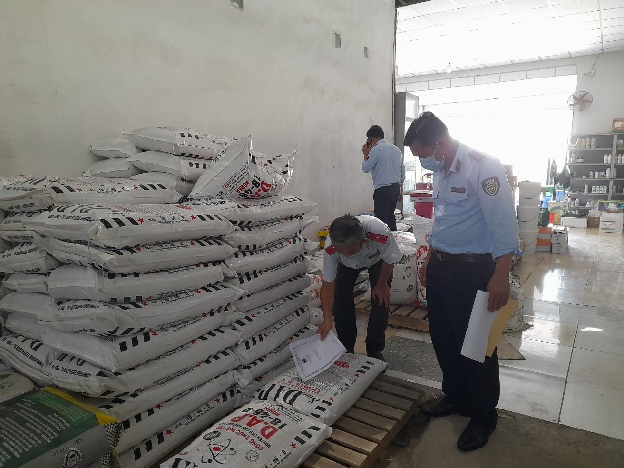 Xử phạt gần 220 triệu đồng cá nhân buôn bán phân bón giả