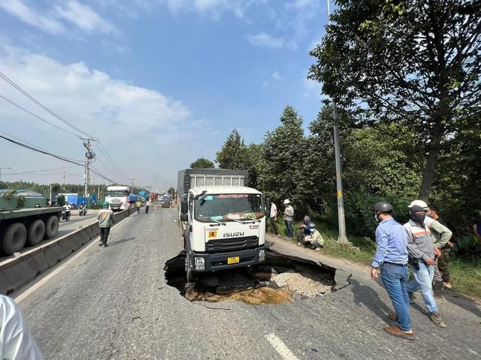 TP.HCM Xe tải sụp hố tử thần gây ách tắc cục bộ