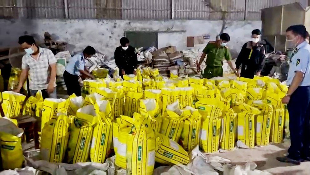 An Giang Phát hiện nhiều sản phẩm không rõ nguồn gốc trong công ty phân bón