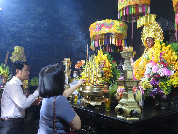 Đông đảo người dân, du khách về dự Lễ hội Tháp Bà Ponagar năm 2022