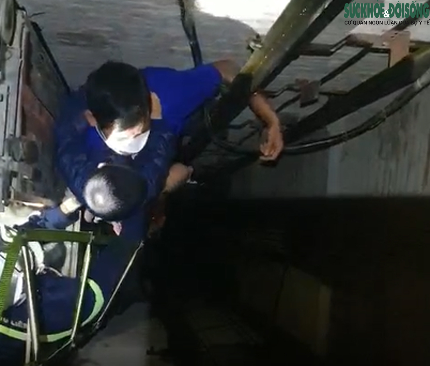 Video Giải cứu thành công bé trai 4 tuổi và một người đàn ông rơi xuống hố thang máy