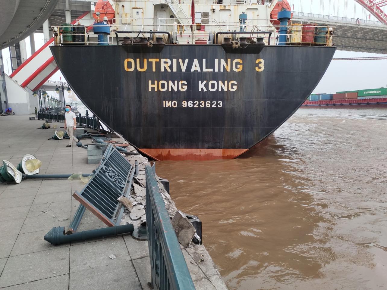 Xác định nguyên nhân tàu biển 12.000 DWT bị mắc kẹt ở gần cây cầu hiện đại nhất Hải Phòng