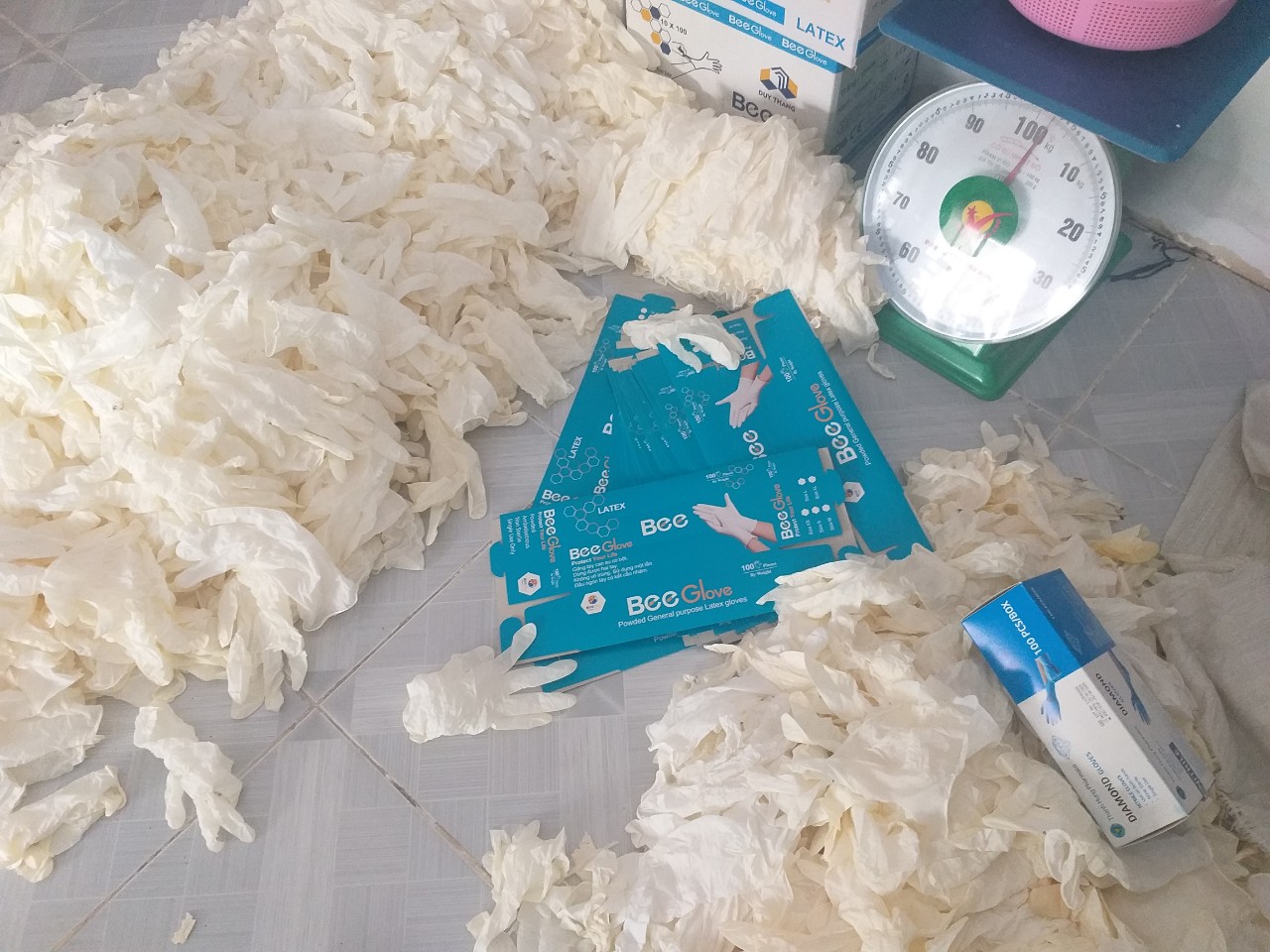 Liên tiếp phát hiện, thu giữ nhiều lô găng tay y tế không rõ nguồn gốc