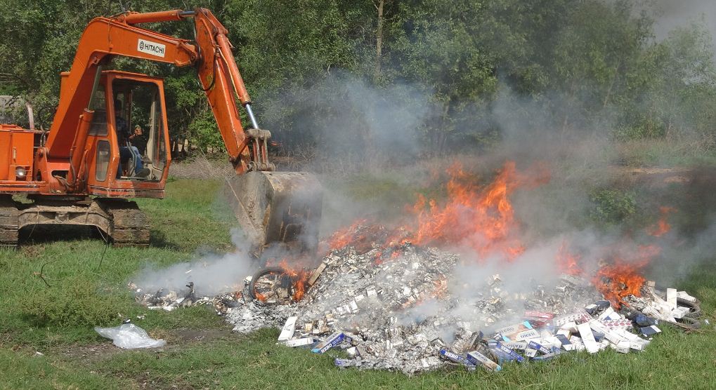 Phạt tù 2 đối tượng, tiêu hủy số lượng lớn thuốc lá nhập lậu