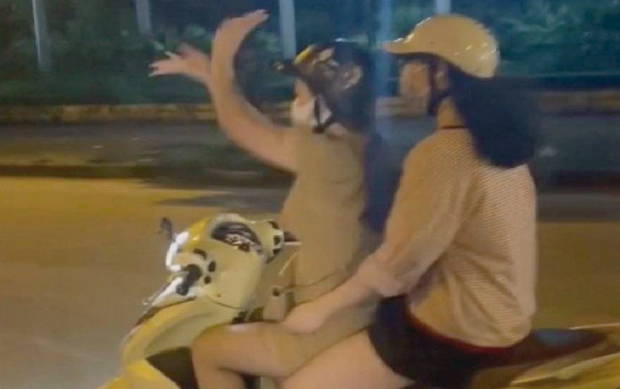 Hà Nội Phạt gần 9 triệu đồng đối với cô gái buông hai tay khi lái xe để múa quạt