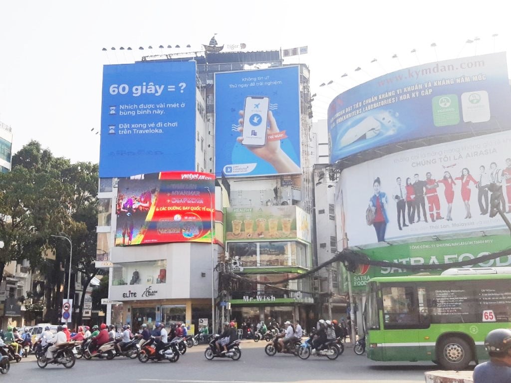 Loạn biển hiệu quảng cáo, TP.HCM thắt chặt quản lý