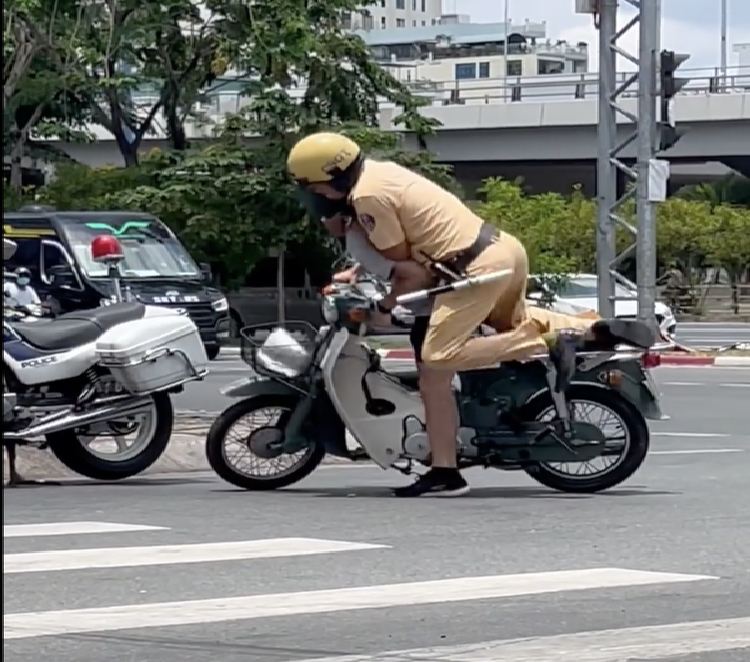 Video người mặc cảnh phục CSGT khống chế và đạp vào người đi xe máy vi phạm ở TP.HCM