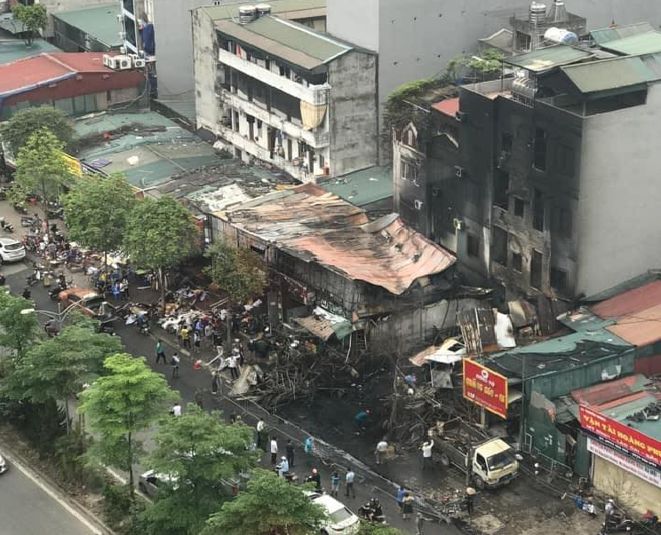 Hà Nội Cháy cửa hàng bán lốp xe ở Mỹ Đình lây sang nhiều nhà khác 