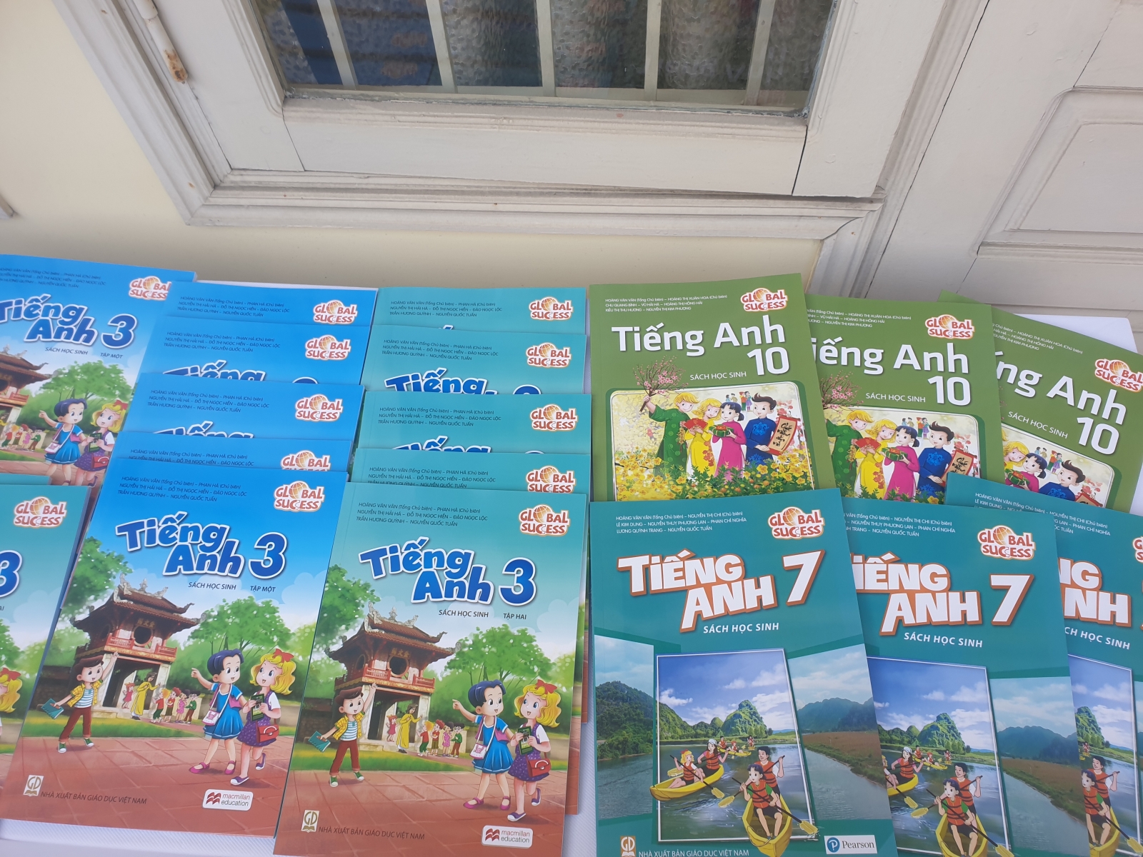 Công bố giá sách giáo khoa mới lớp 3, 7, 10 Cao gấp 2 - 3 lần sách cũ