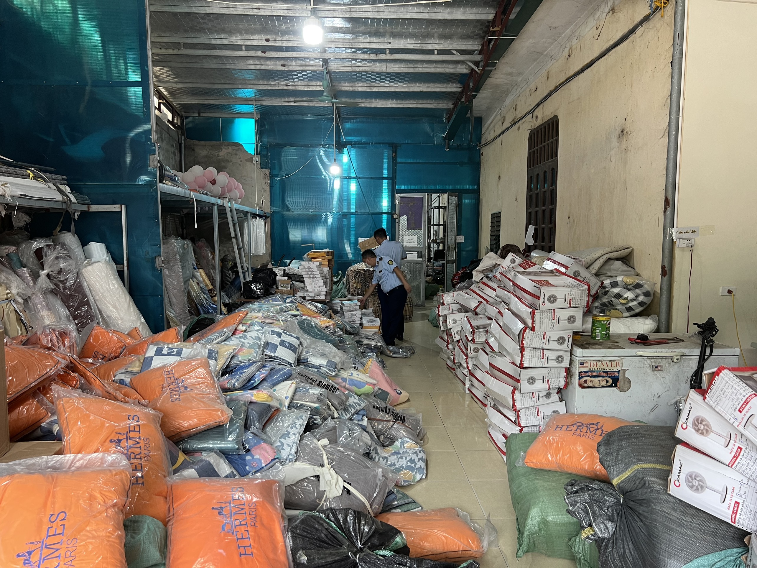Thanh Hóa phát hiện kho hàng livestream khủng, thu giữ hàng chục nghìn sản phẩm nghi giả mạo