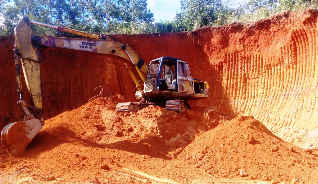 Một huyện ở Kon Tum bị phê bình vì buông lỏng quản lý khai thác, vận chuyển khoáng sản đất san lấp trái phép