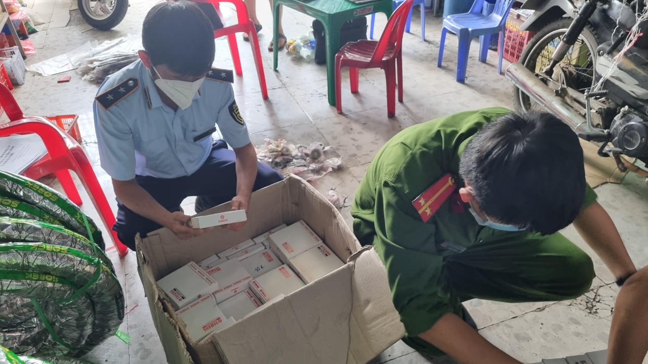 Tạm giữ hàng trăm sản phẩm phụ tùng xe máy có dấu hiệu giả mạo nhãn hiệu Yamaha