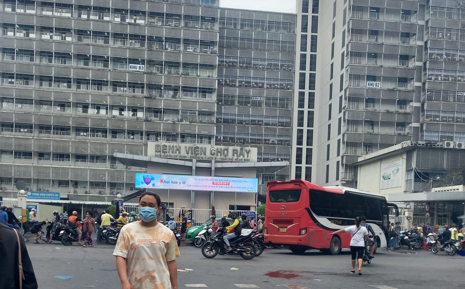 Bệnh nhân ghép thận phải mua thuốc đặc trị ở bên ngoài với giá cao, Bệnh viện Chợ Rẫy nói gì