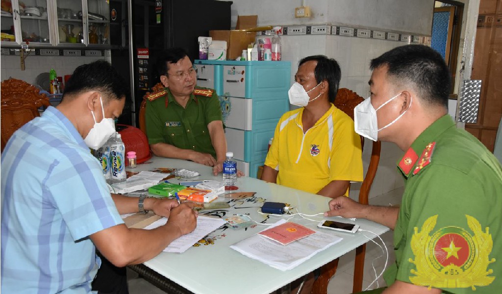 Công an Tiền Giang bắt quả tang đối tượng sản xuất, buôn bán thuốc giả