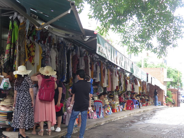 Hàng nghìn lượt khách đổ về Nha Trang ngày đầu nghỉ lễ 304 và 15