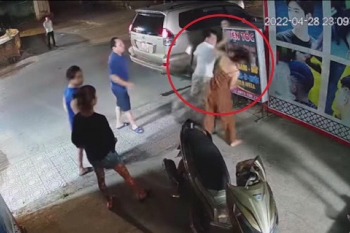 Tạm đình chỉ công tác Phó công an phường đánh phụ nữ ở tiệm tóc