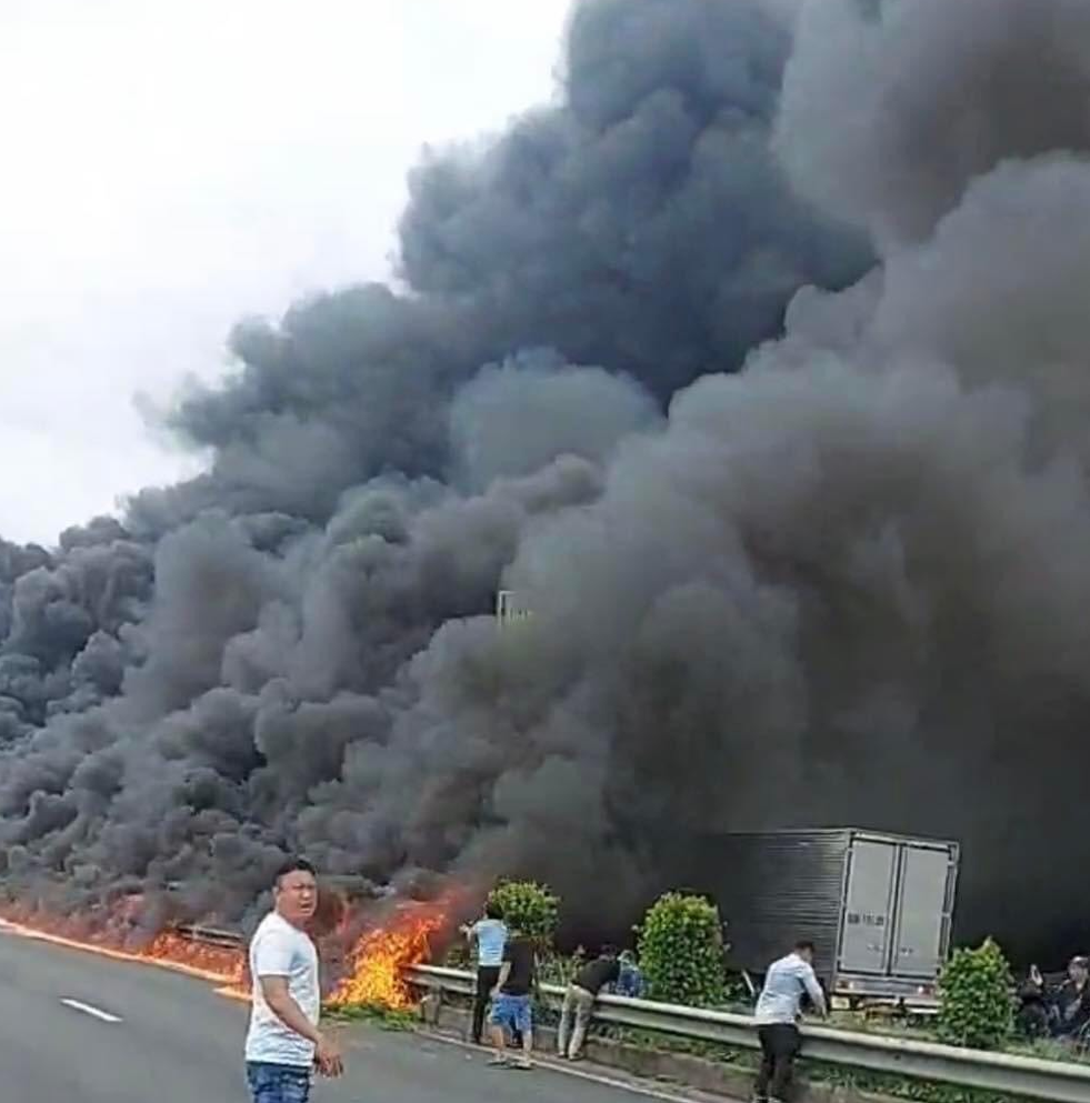 Xe tải chở nhớt bốc cháy kinh hoàng trên cao tốc TP.HCM - Trung Lương