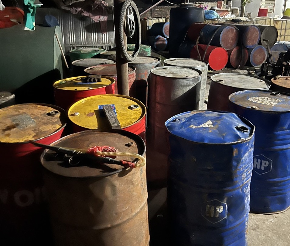 Phát hiện hơn 2.000 lít xăng dầu không rõ nguồn gốc tại Hà Nội