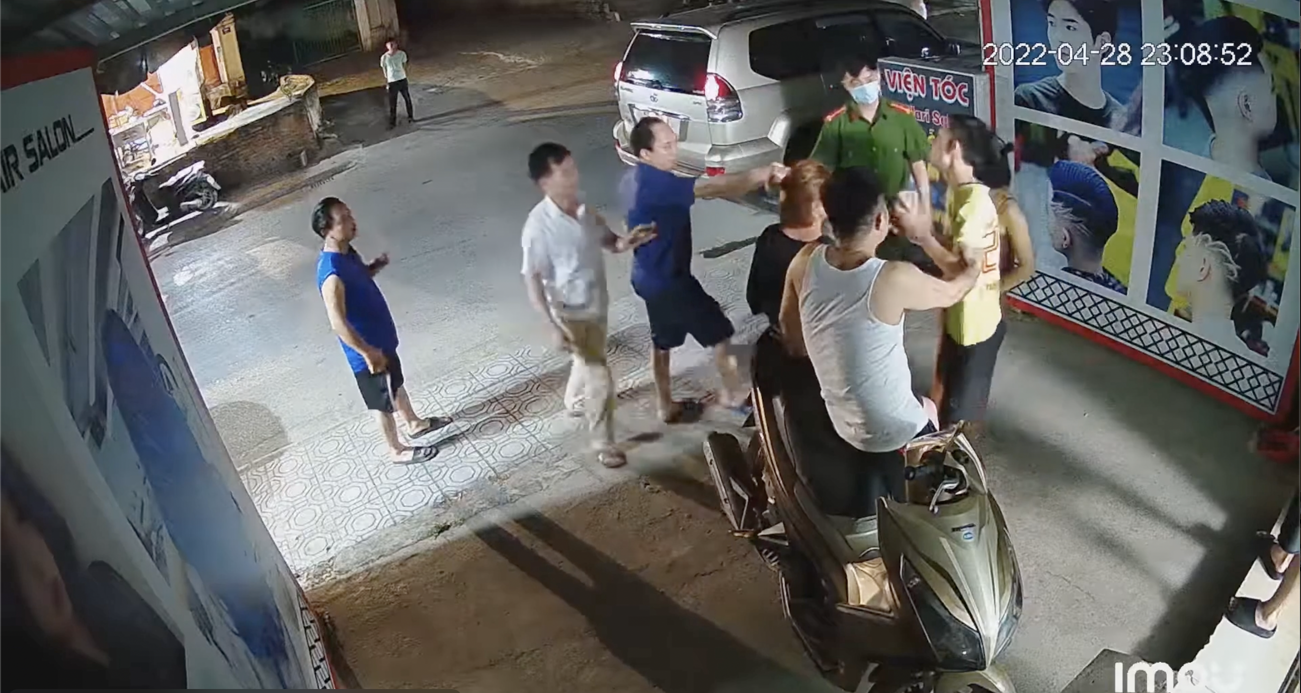 Cách chức Phó Trưởng Công an đánh phụ nữ