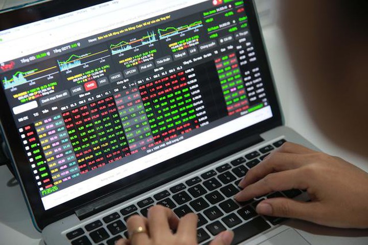 Bất chấp thị trường chứng khoán lao đáy, hơn 200.000 nhà đầu tư cá nhân mở mới tài khoản trong tháng 4
