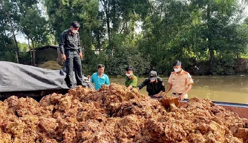 Phát hiện 12 phương tiện đường thuỷ chở 733m3 đất lậu giao cho lò gạch ở An Giang