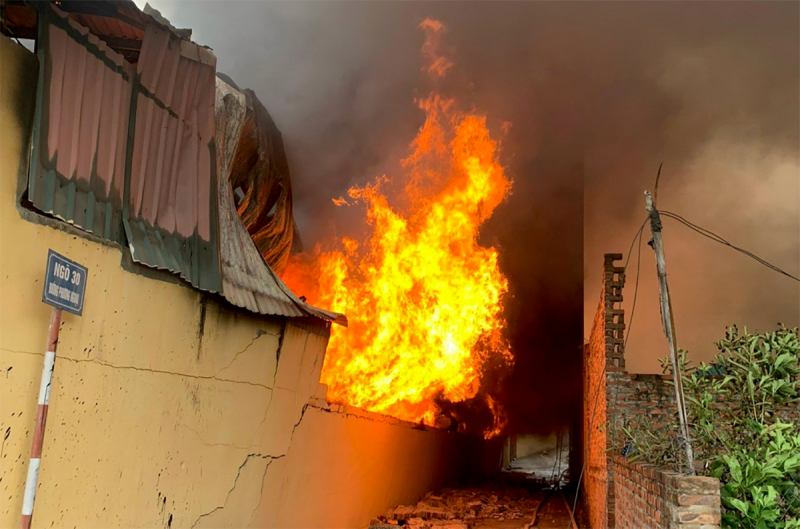 Hà Nội Cháy lớn ở xưởng vật liệu xây dựng