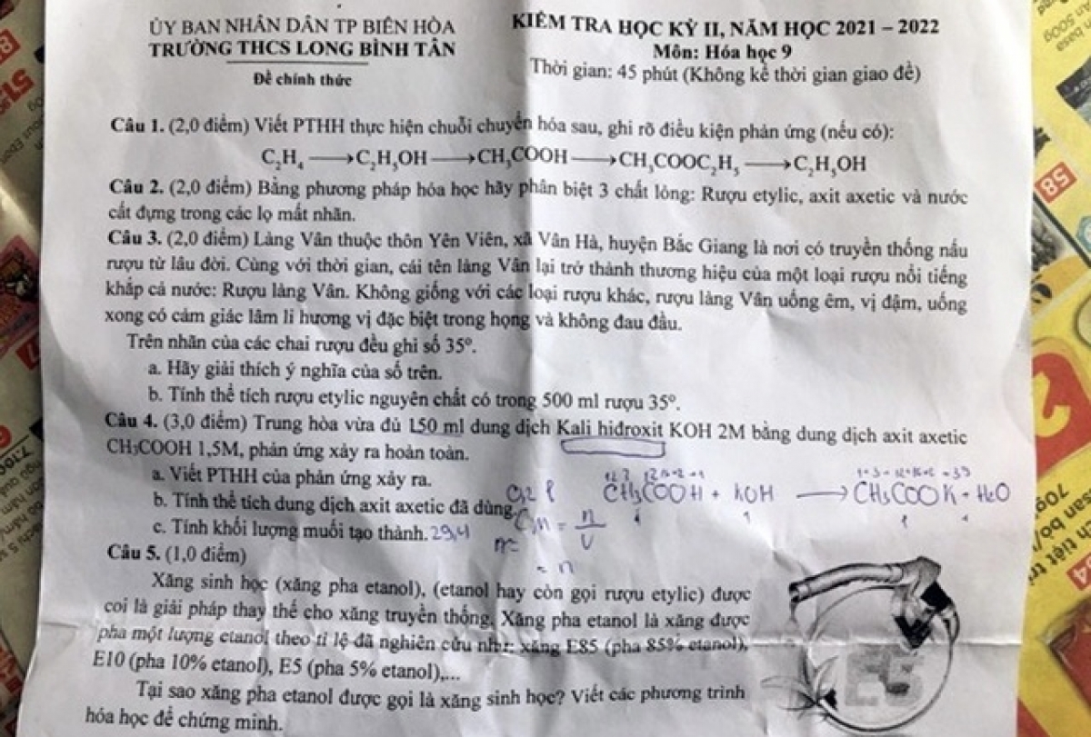 Đề thi Hóa lớp 9 ở Đồng Nai quảng cáo rượu Làng Vân khiến phụ huynh bức xúc