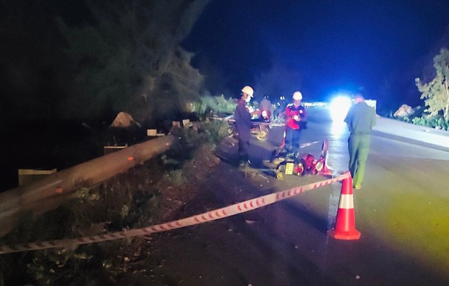 Tài xế xe máy rơi xuống vách núi tử vong