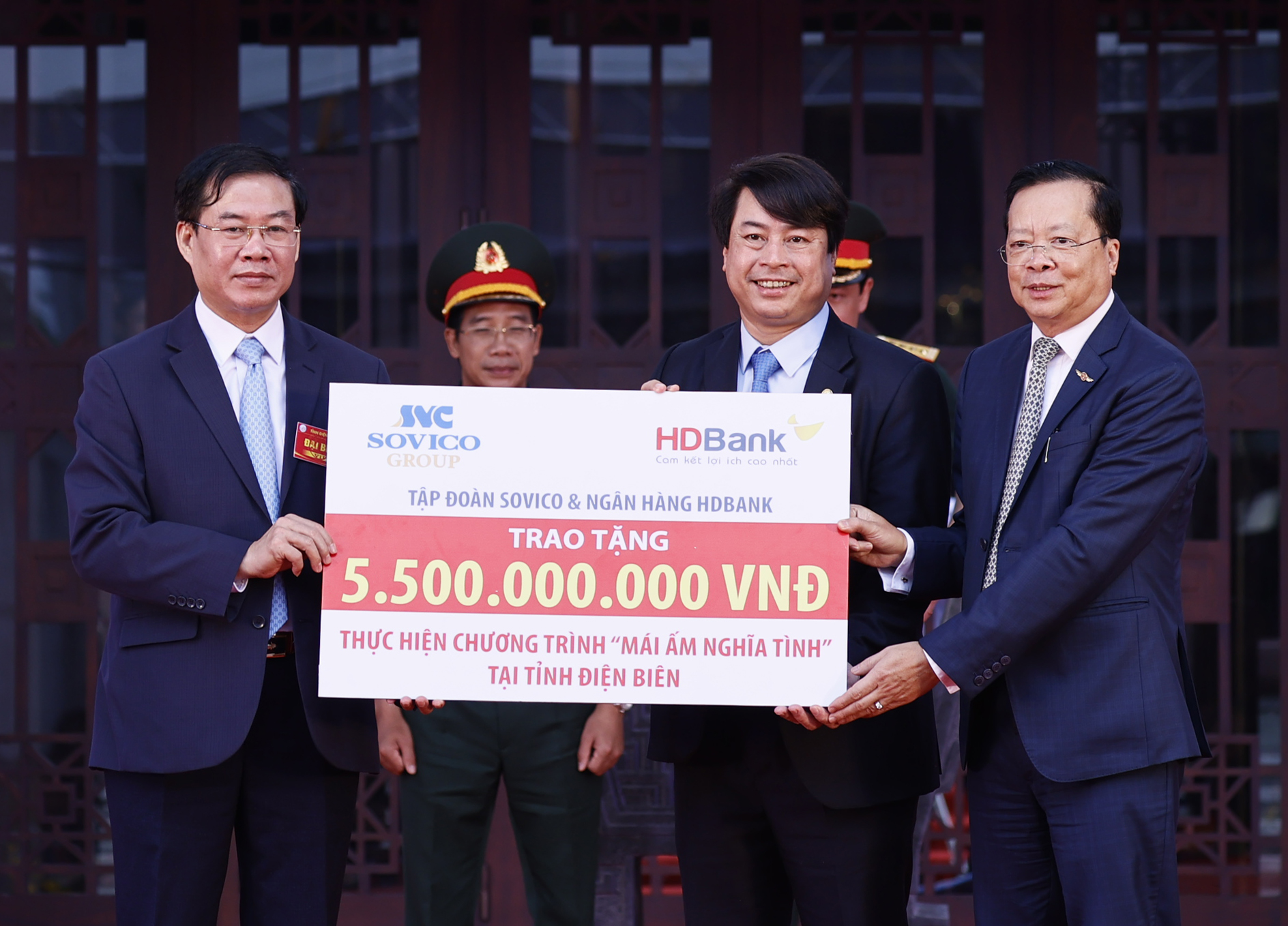 Tiếp tục các hoạt động về nguồn, Sovico và HDBank trao tặng kinh phí xây dựng 100 căn nhà tình nghĩa cho tỉnh Điện Biên