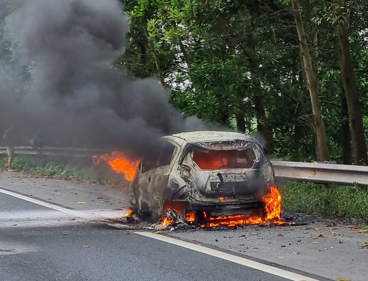 Video xe con bốc cháy dữ dội trên cao tốc Hà Nội - Hải Phòng