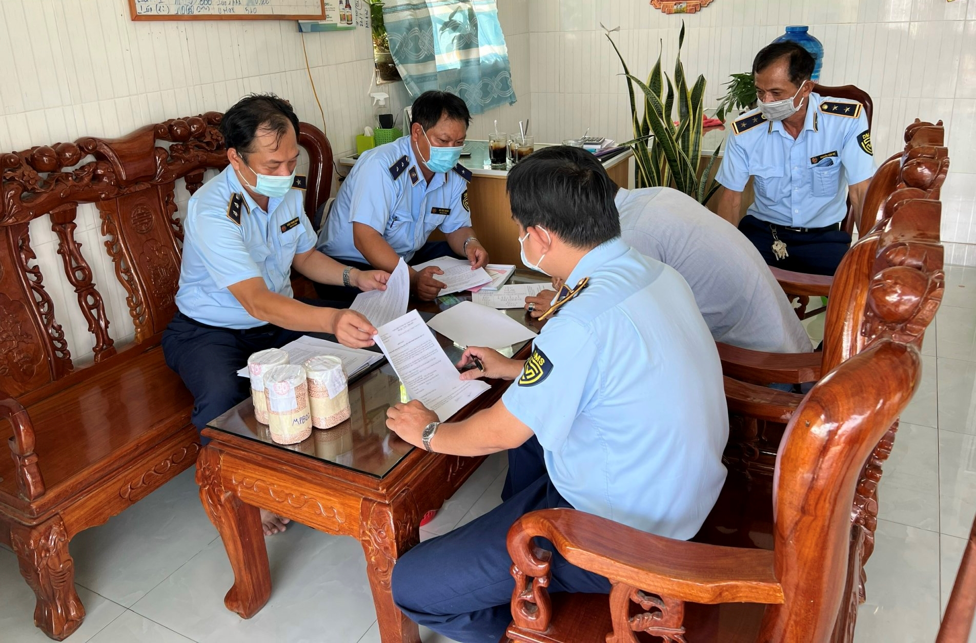 Vĩnh Long liên tiếp xử phạt cơ sở kinh doanh phân bón giả, kém chất lượng