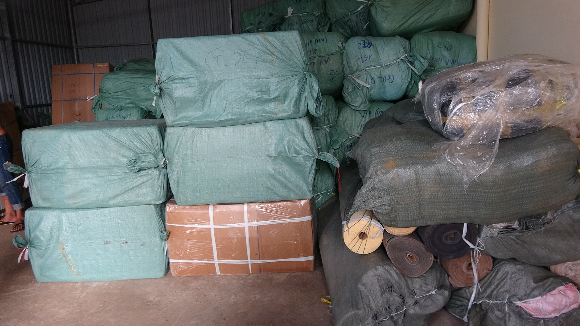 Long An Phát hiện, ngăn chặn 4 xe ô tô tải vận chuyển khoảng 50 tấn hàng hóa gia dụng nhập lậu