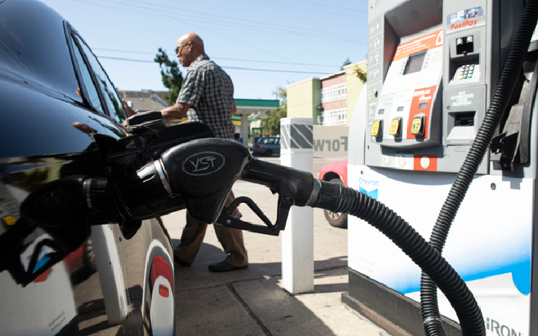 Giá xăng tại Mỹ tăng lên mức cao nhất mọi thời đại