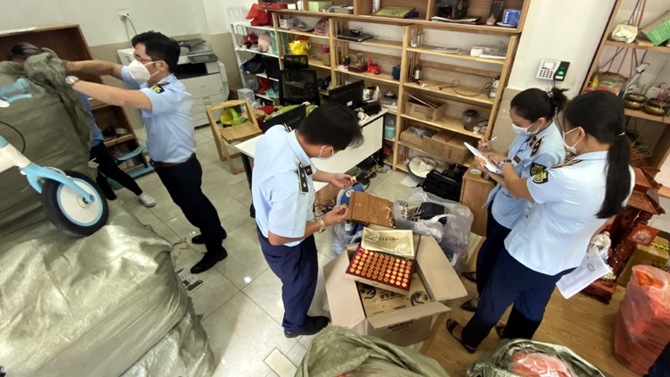 TPHCM Đột xuất kiểm tra nhiều kho hàng, tạm giữ hàng nghìn sản phẩm nghi nhập lậu