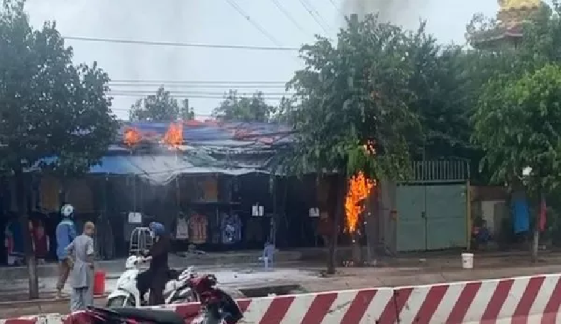 Video cột điện bất ngờ bốc cháy lan sang nhà dân ở Bình Dương