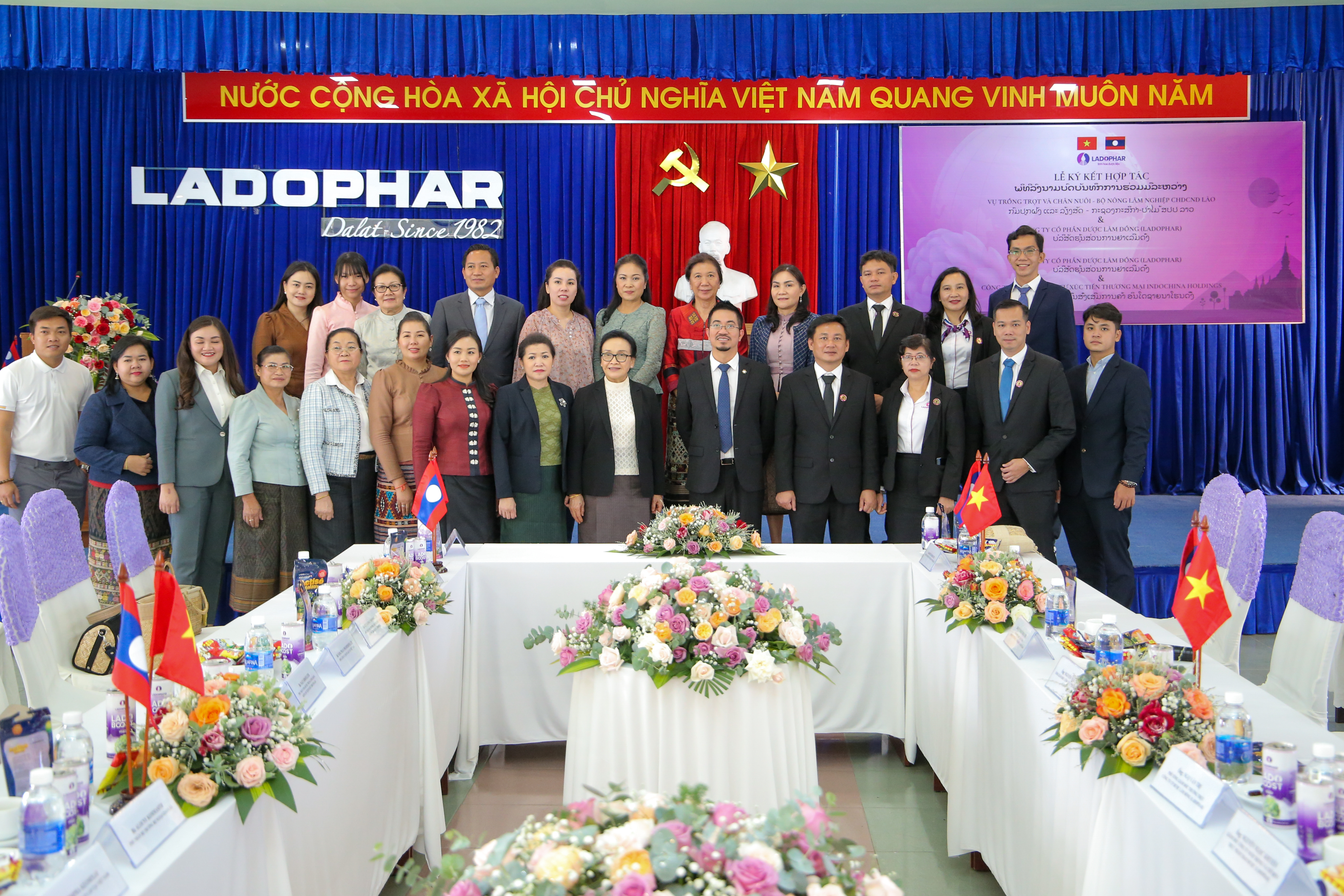 Ladophar đón tiếp phái đoàn ngoại giao Lào  ký kết mở rộng vùng trồng dược liệu chiến lược