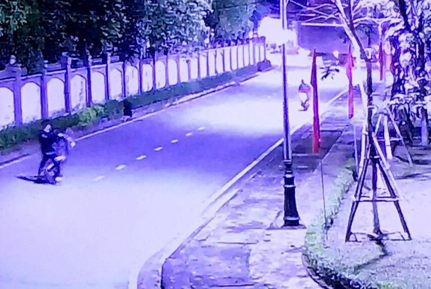 Xử phạt 8 triệu 2 thanh niên bốc đầu xe máy trước trụ sở công an