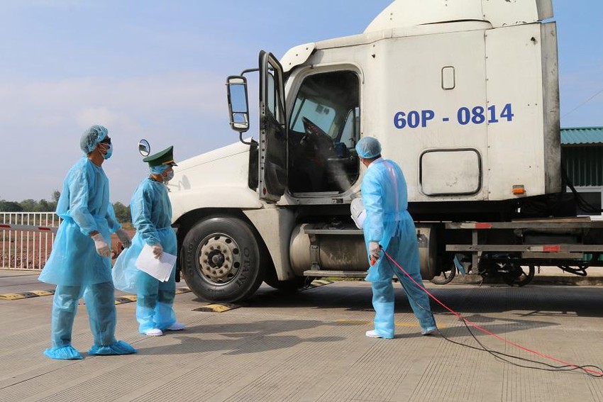 Thông quan trở lại lối mở cầu phao tạm từ Móng Cái sang Trung Quốc sau 3 tháng tạm dừng