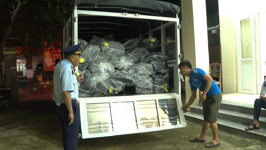 Bắt lô hàng hơn 1,4 tấn vải, chỉ cuộn có dấu hiệu nhập lậu ở Hà Giang
