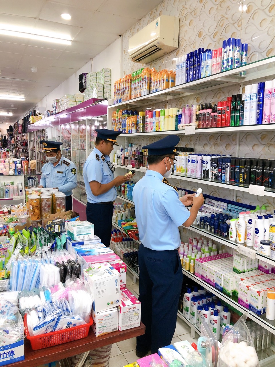 Phát hiện và xử phạt cơ sở kinh doanh mỹ phẩm hết hạn sử dụng tại Bạc Liêu