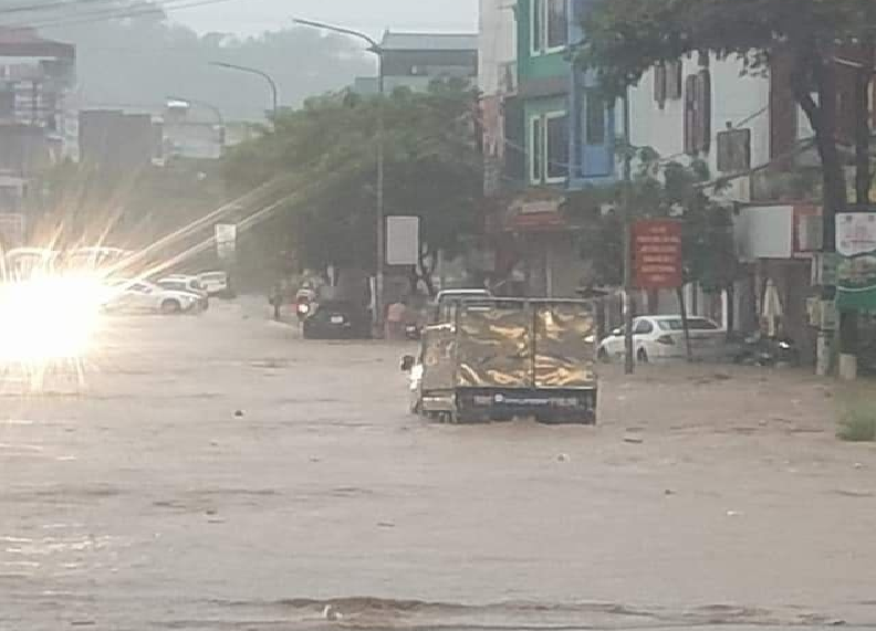 Một trường chuyên ở Sơn La phải lùi giờ thi vì mưa lớn bất thường