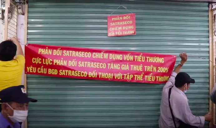 Tiểu thương chợ nguyên liệu may mặc lớn nhất TP.HCM treo biển phản đối việc tăng giá thuê sạp