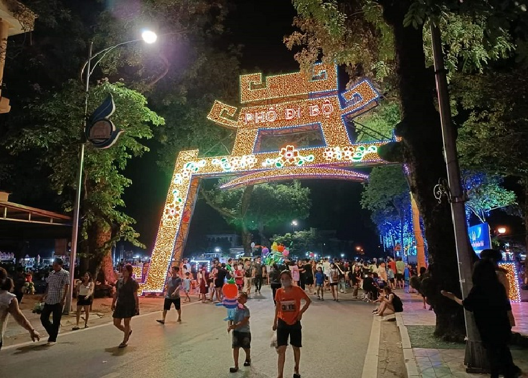 Phố đi bộ Sơn Tây thu hút trên 90.000 lượt khách sau hơn 1 tháng khai trương