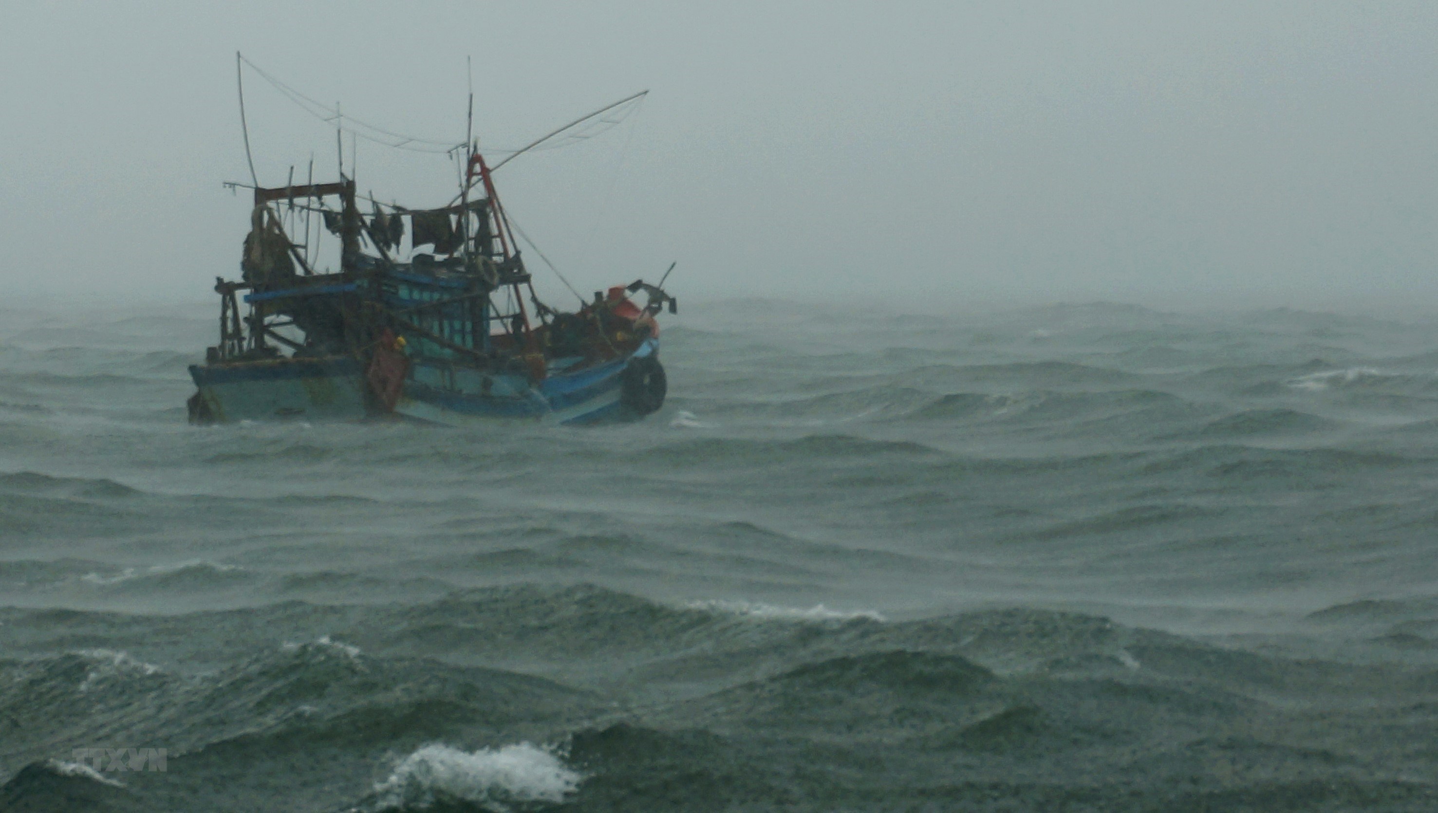 Một tàu cá chở 34 người bị trôi tự do trên biển Phú Quý