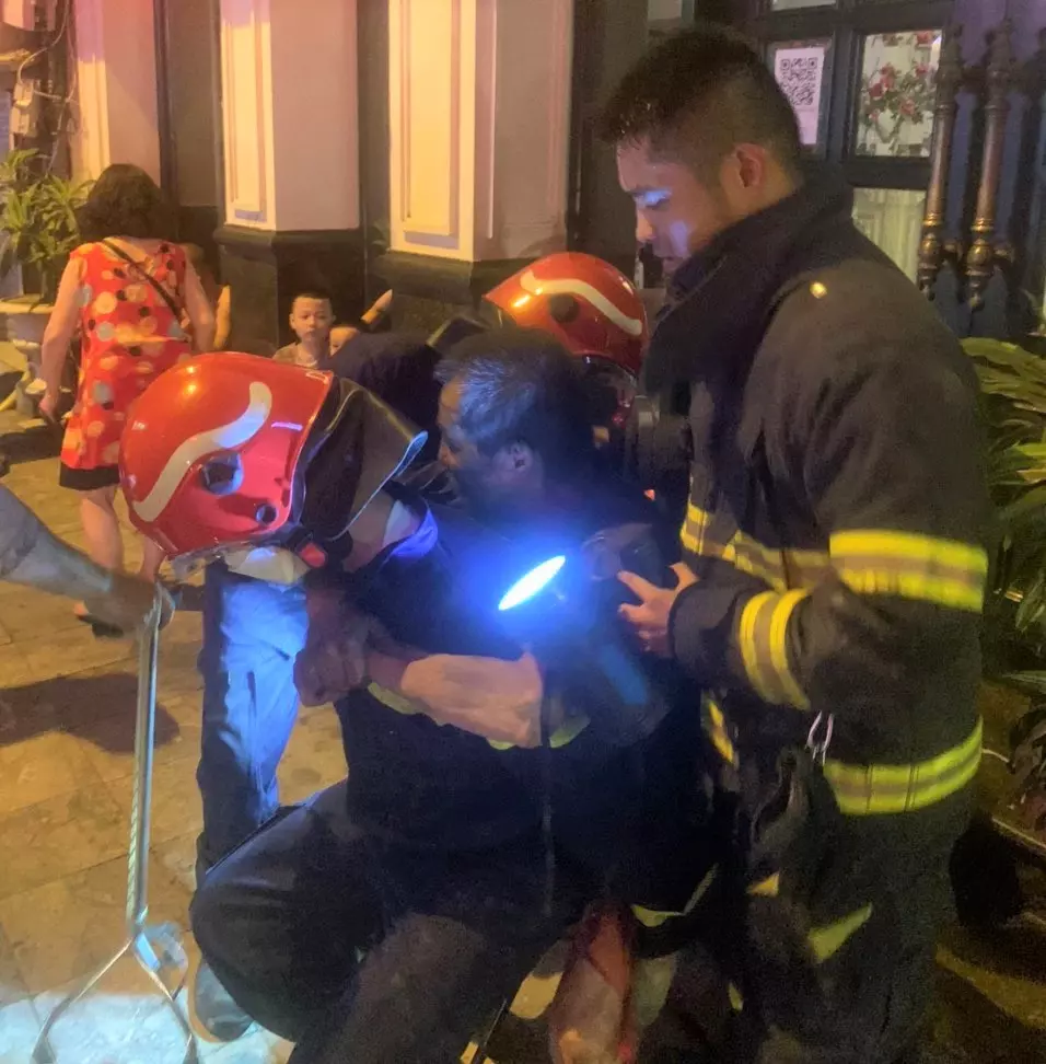 Cứu 2 người trong đám cháy lúc rạng sáng ở phổ cổ Hà Nội