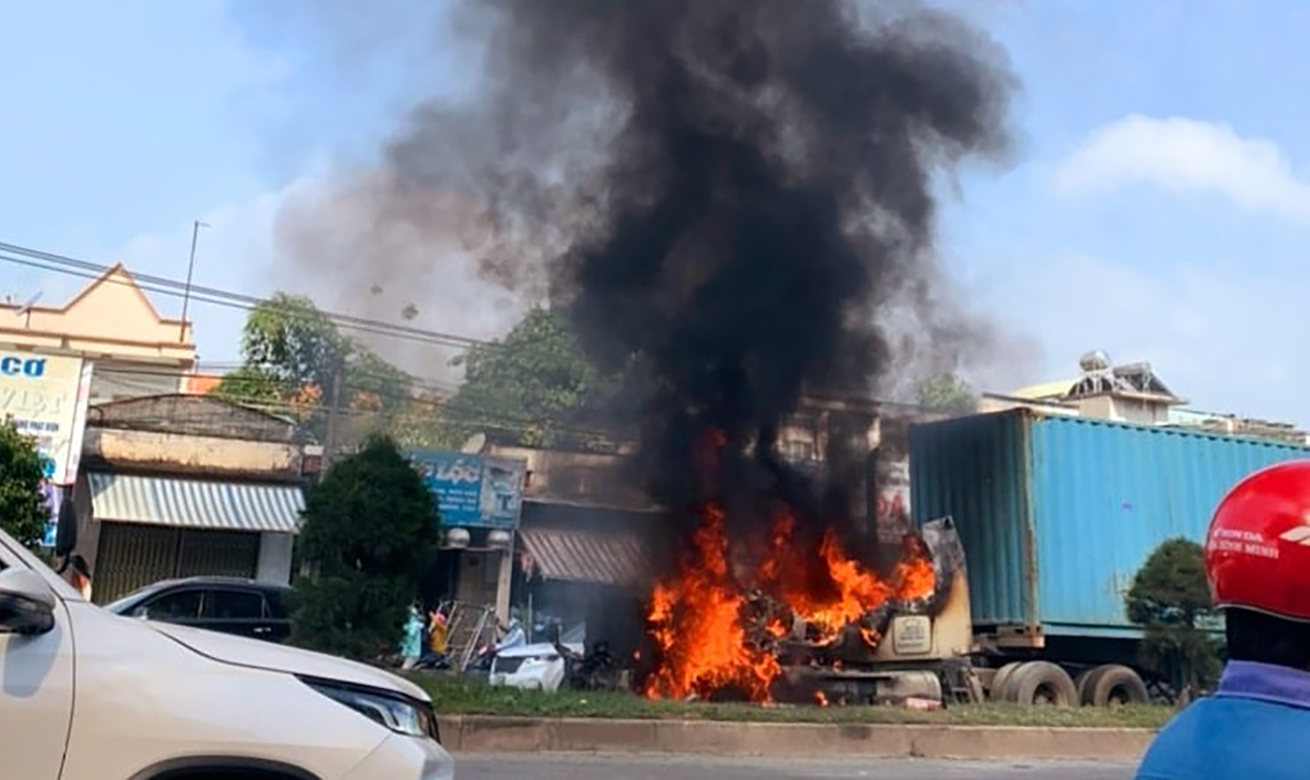 Video Xe container cháy ùn ùn trên quốc lộ 51