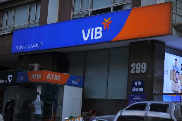 Vợ Phó tổng giám đốc VIB tiếp tục đăng ký bán 355.000 cổ phiếu dù giá đã giảm sâu