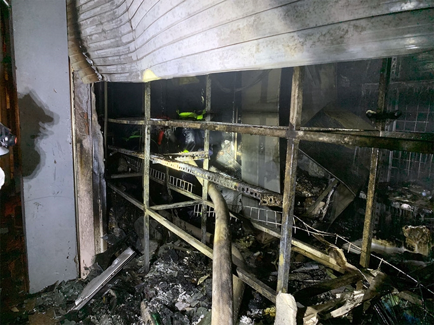 Cảnh sát PCCC Hà Nội phá cửa cuốn cứu 4 người thoát khỏi đám cháy