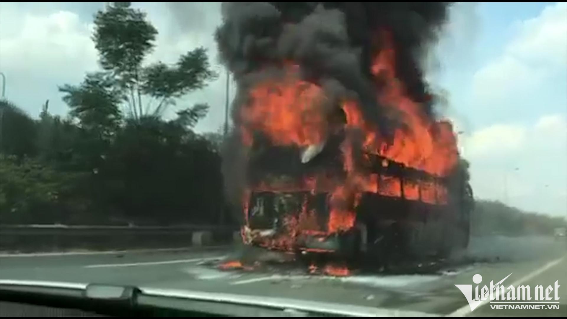 Xe khách giường nằm 2 tầng bốc cháy dữ dội trên đại lộ Thăng Long