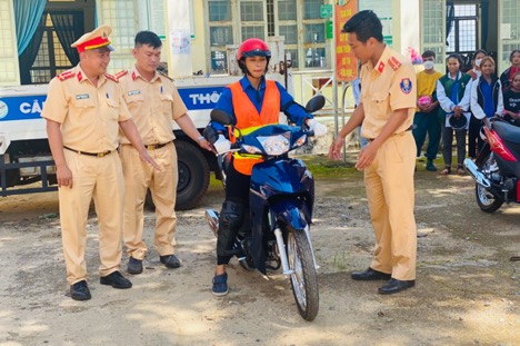 Đắk Lắk Công an huyện Krông Búk hướng dẫn người dân lái xe an toàn 